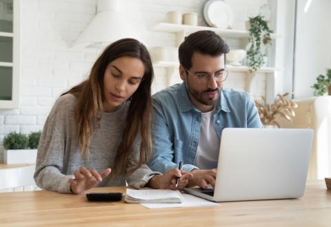 Vous souhaitez améliorer votre profil emprunteur ? Découvrez toutes les informations à prendre en compte pour obtenir une meilleure offre. © fizkes - Getty Images