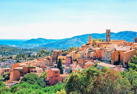 Dans les villes touristiques, la location saisonnière est une option séduisante. © StockByM - Getty Images