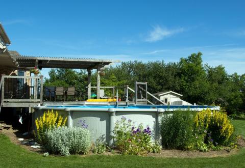 Les piscines hors sol sont les plus rapides à installer. © SimplyCreativePhotography – Getty Images