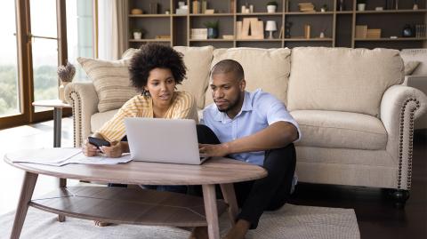 Un couple devant un ordinateur