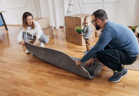 Vivre dans un logement plus petit : l’aménagement soit être minutieusement pensé. © South_agency – Getty Images