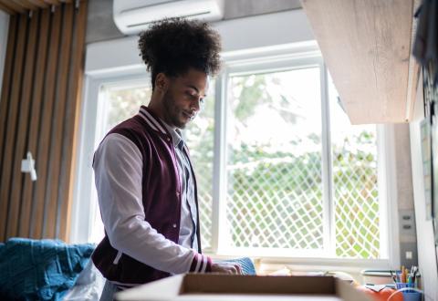 Faire un tri dans vos affaires est essentiel avant de quitter le cocon familial. © FG Trade - Getty Images