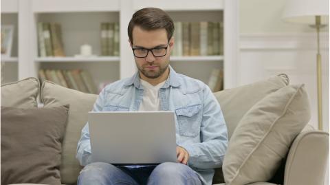 Un homme devant son ordinateur