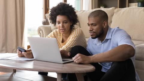 Un couple devant un ordinateur