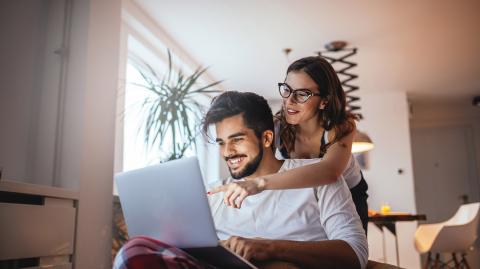 Un couple devant un ordinateur