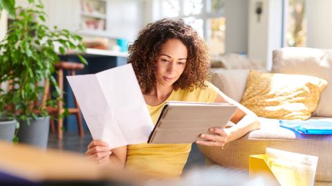 Une femme lit son courrier