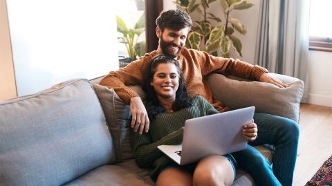 Un couple devant un ordinateur