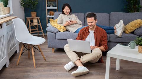 Un couple devant un ordinateur