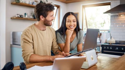 Un couple devant son ordinateur