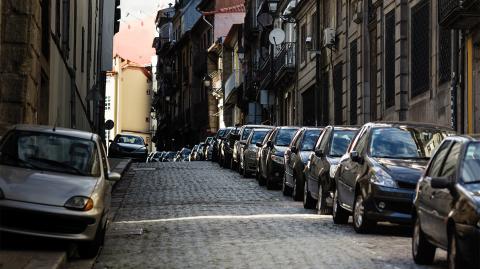 Des voitures dans une rue