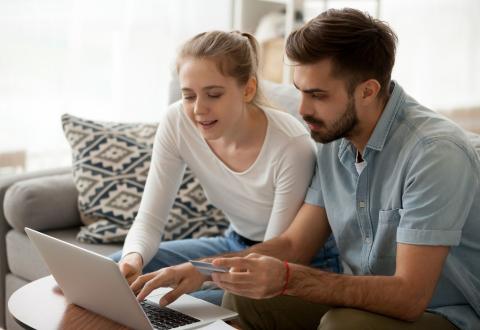 Crédit renouvelable : utilisez facilement votre réserve d’argent grâce à la carte bancaire associée. © fizkes - Getty Images