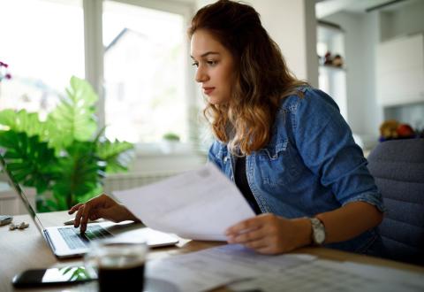 Si vous avez du mal à payer votre loyer, pas de panique : vous n’êtes pas seul(s). © damircudic – Getty Images