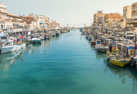 De nombreuses villes touristiques, comme Palavas-les-Flots, sont désormais éligibles à la TLV. © tichr – Getty Images