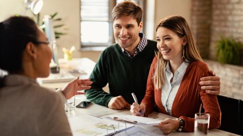 Un prêt bonifié devrait voir le jour pour encourager les acquisitions immobilières chez les classes moyennes. © Drazen Zigic - Getty images