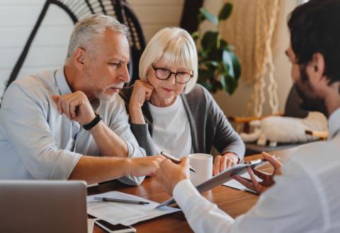 Viager : en cas d’annulation, le vendeur peut être amené à restituer le bouquet. © Inside Creative House - Getty Images