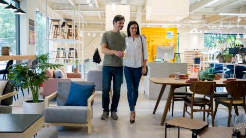 Une femme et un homme achètent des meubles