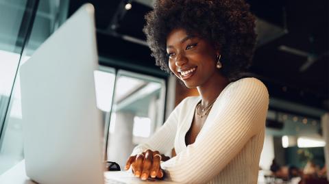 Une jeune femme devant son ordinateur