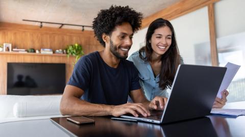 Un couple devant son ordinateur