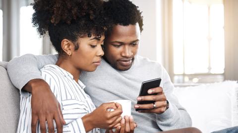 Un couple devant un ordinateur