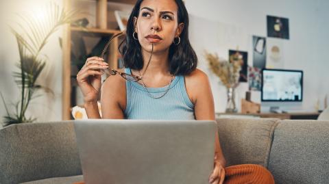 Une femme devant son ordinateur portable