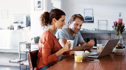 Un couple devant un ordinateur