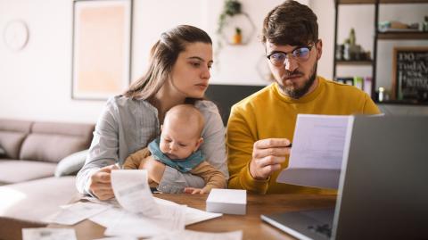 Une famille devant un ordinateur