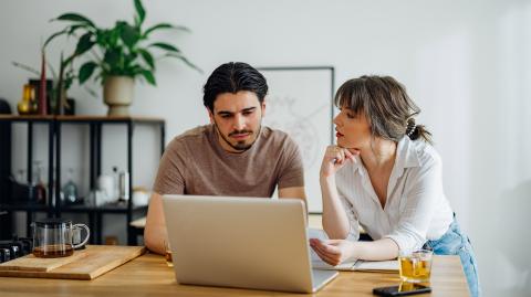 Un couple devant un ordinateur