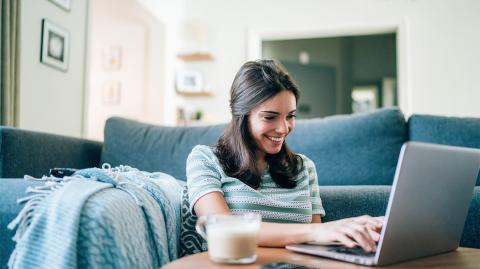 Une jeune femme dans son appartement