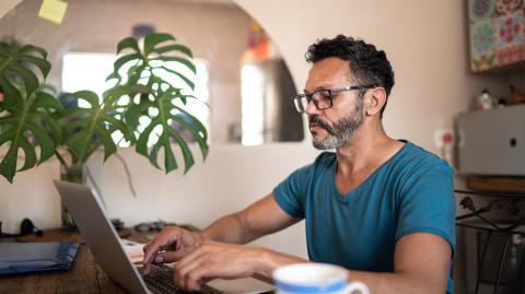 Un homme devant son ordinateur