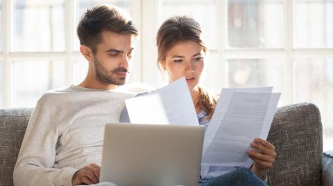 Un couple devant un ordinateur