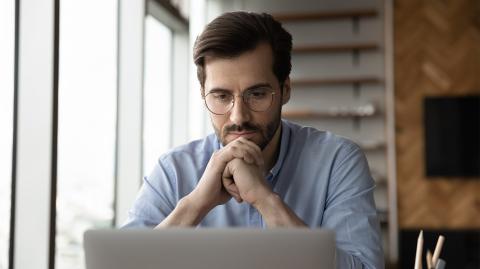 Un homme devant son ordinateur