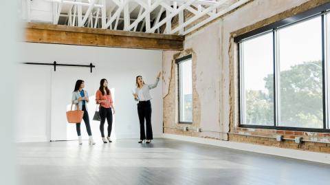 visite d'une grande maison avec deux femmes et un agent immobilier femme