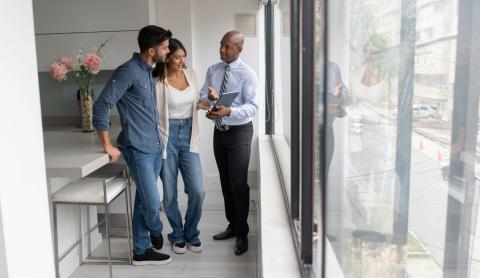 Couple avec agent immobilier dans un appartement