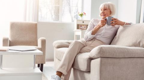 Investir dans une résidence service sénior permet de répondre à une demande croissante de logement dédiés aux personnes âgées autonomes. © Zinkevych - Getty images