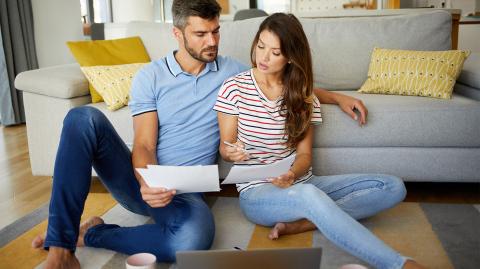 Un couple devant un ordinateur