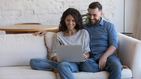 Un couple devant un ordinateur