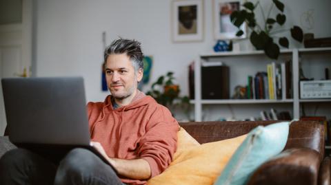 Un homme devant son ordinateur