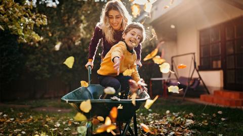 Une maman et son enfant dans un jardin