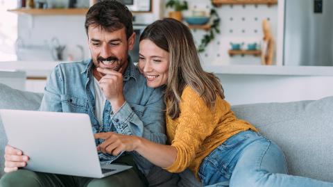 Un couple devant un ordinateur