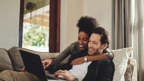 Un couple devant un ordinateur