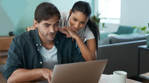 Un couple devant un ordinateur