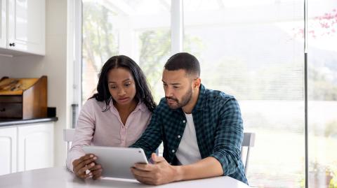 Un couple devant un ordinateur