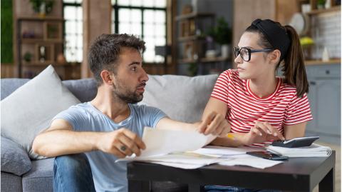 Un couple devant un ordinateur