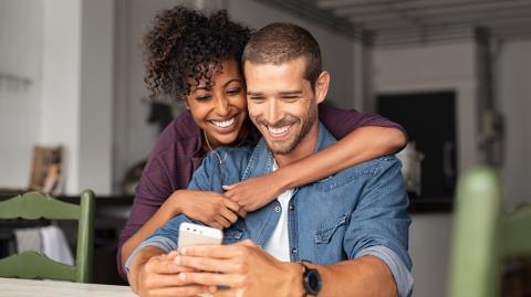 Un couple avec un smartphone