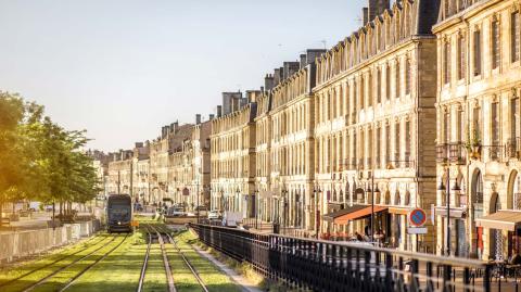 Bordeaux demeure une valeur sûre en termes d'investissement en nue-propriété. © RossHelen - Getty images