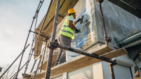 L'isolation thermique par l'extérieur permet de renforcer l'isolation thermique et acoustique du logement, à travers différentes méthodes. © Nes - Getty images