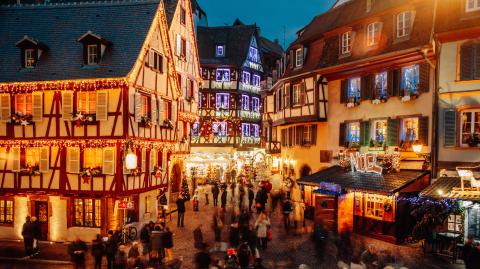 Vue sur une rue strasbourgeoise pendant la période de Noël