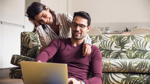 Un couple devant un ordinateur