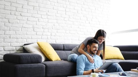 Un couple devant un ordinateur