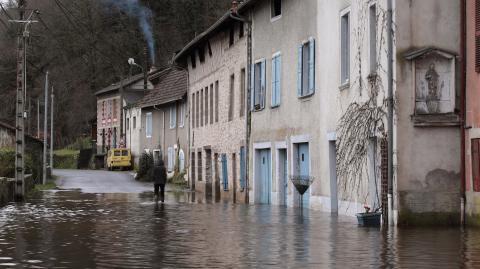 rue avec habitations inondée